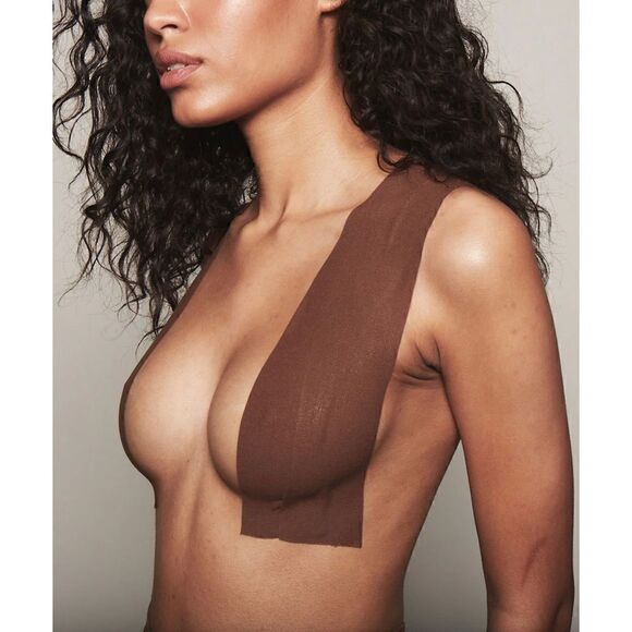 Boob Lift Tape with 12 Nipple Covers - Picture 5 of 11